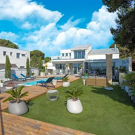 With Private Pool And Lagoon Views 3* メーズ